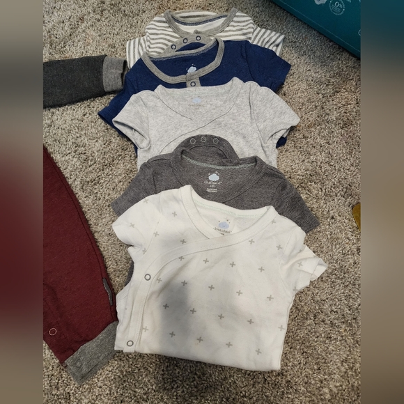 Tommy Hilfiger & Cloud Island 6-9 Month Onesie lot - Picture 2 of 2